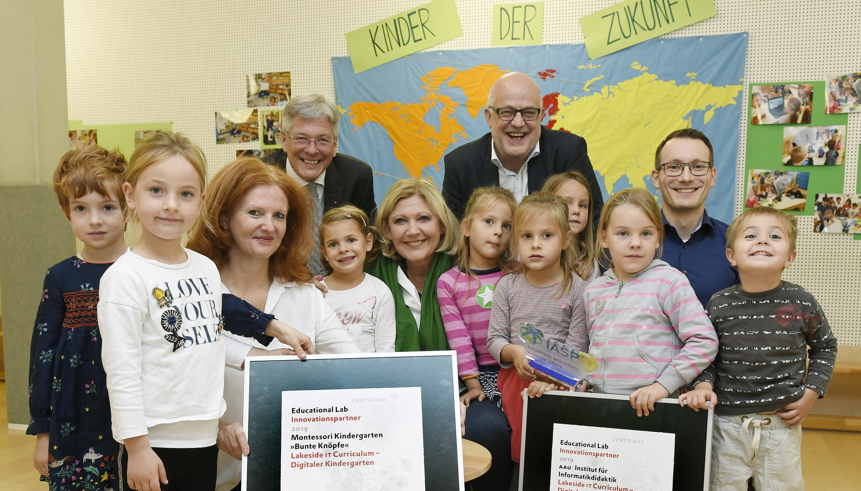 Montessori Kindergarten (Motschiunig) und Institut für Informatikdidaktik (Pasterk) erhalten ein Zertifikat als Innovationspartner des LSTP (Schönegger); LH Kaiser und BM Mathiaschitz gratulieren herzlich ©Lakeside Park|fritzpress