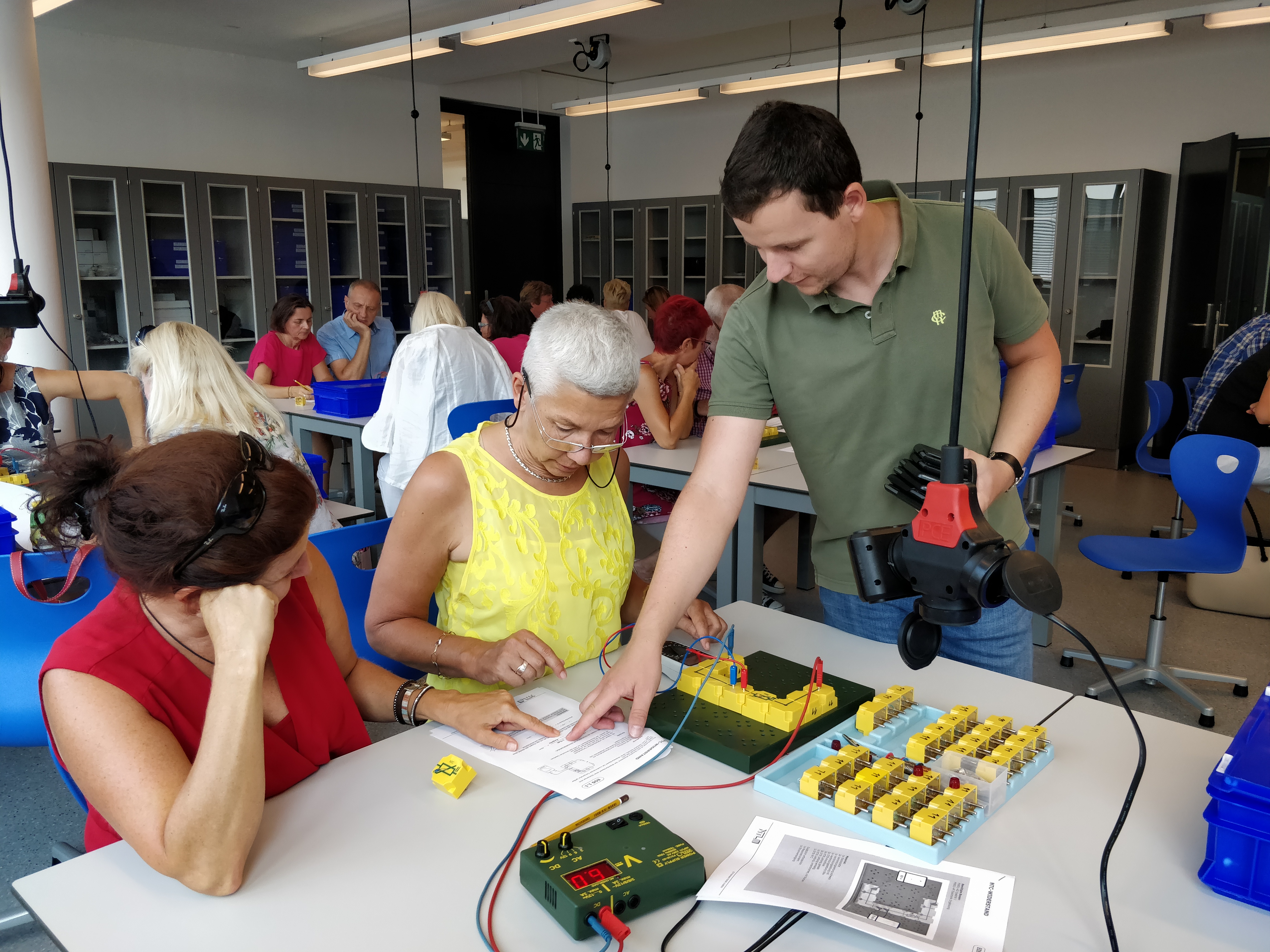 Lehrerinnen im experimentellen Physikunterricht bei BIKO mach MINT