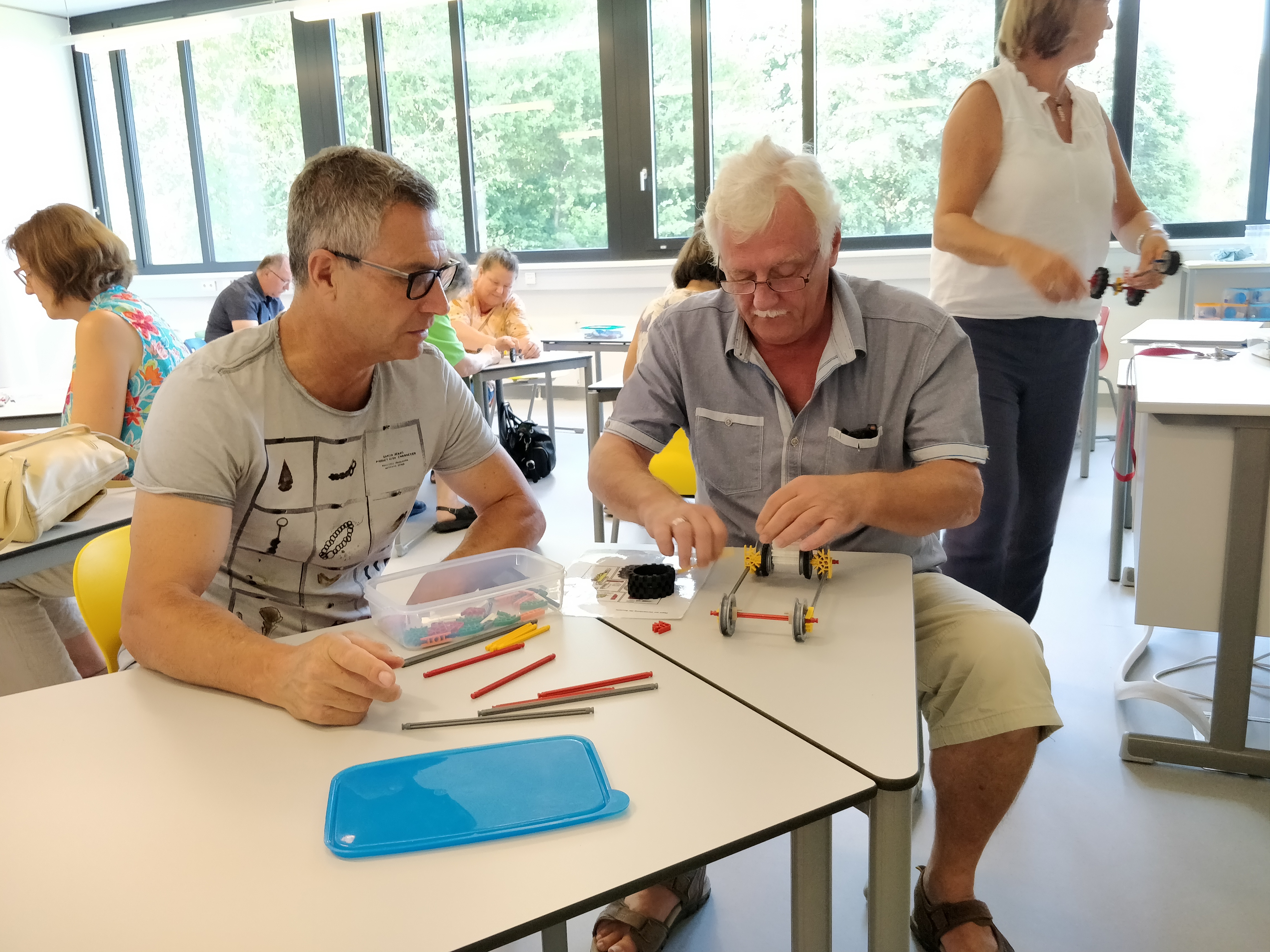 Wer baut das schnellste Auto im Volksschul-Kreativlabor?